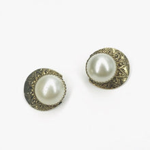 Load image into Gallery viewer, London Purchase ☆ Moon Earrings (clip-on)

