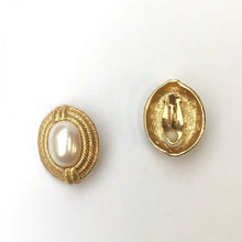 Load image into Gallery viewer, Berlin Purchase ☆ Vintage Earrings (clip-on)
